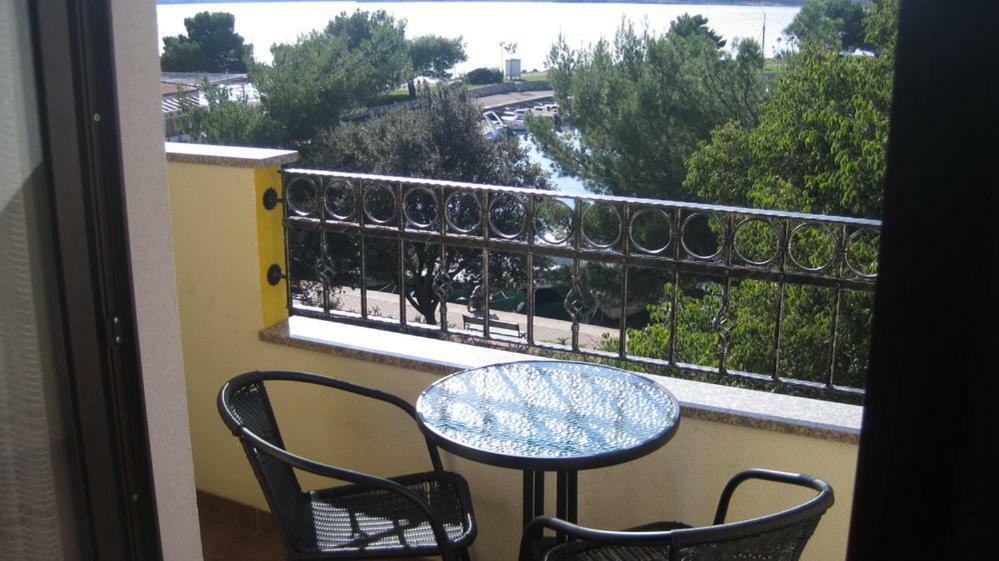 Hotel Pansion Ribica à Crikvenica Extérieur photo