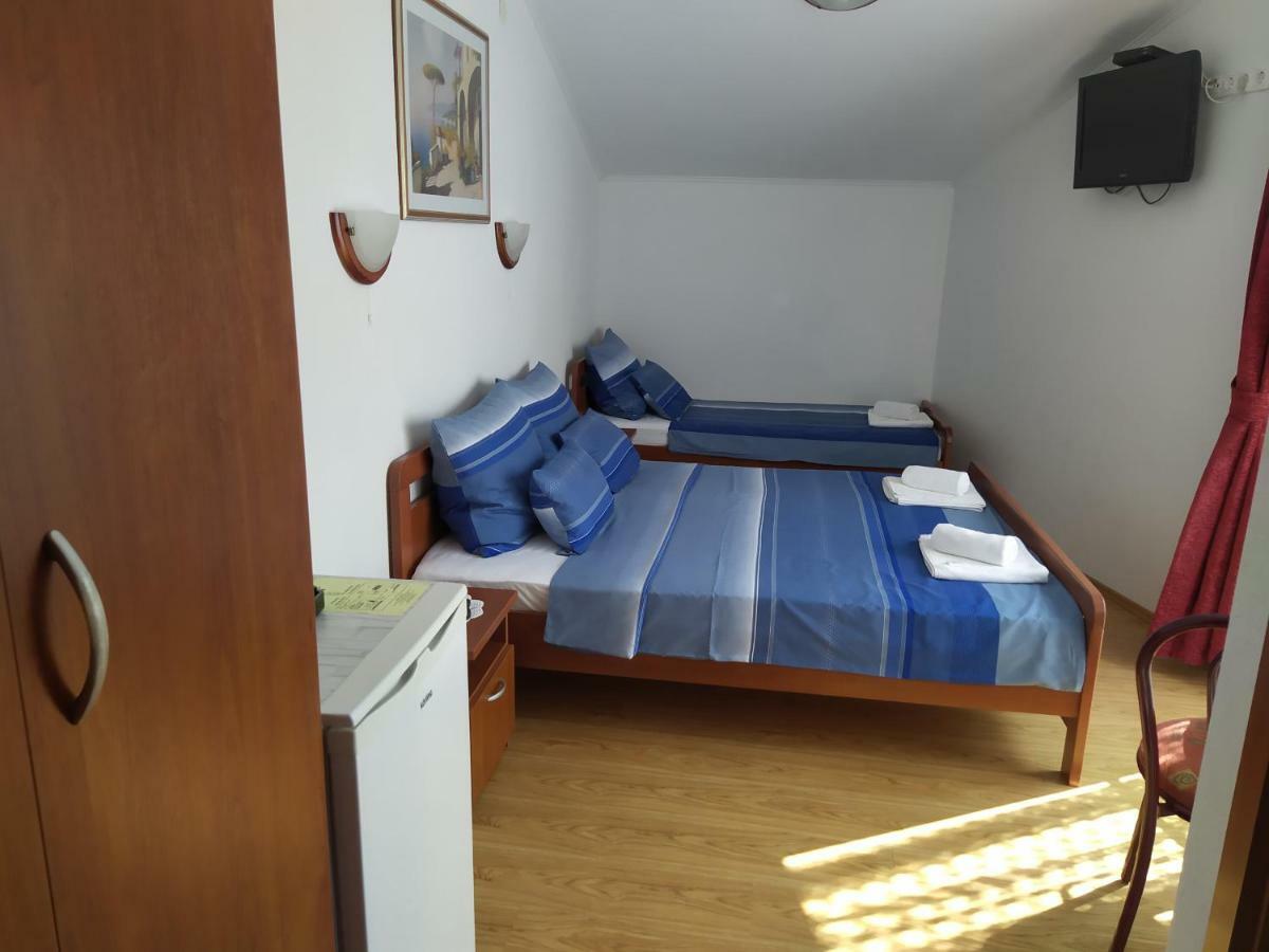 Hotel Pansion Ribica à Crikvenica Extérieur photo
