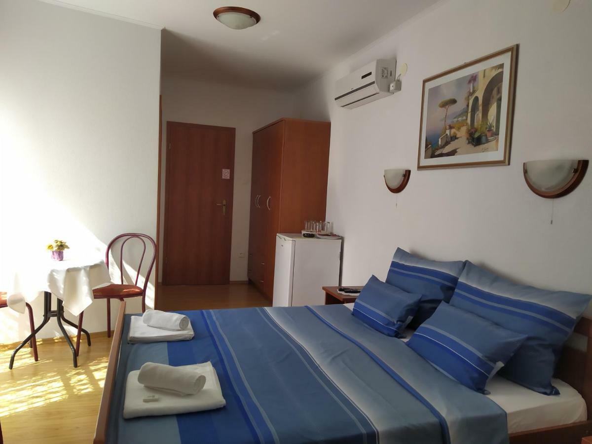Hotel Pansion Ribica à Crikvenica Extérieur photo